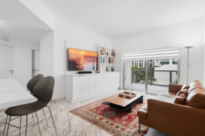 Free Parking-Gorgeous 2 Bedroom Unit-Location